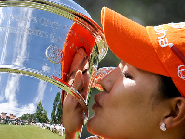 So Yeon Ryu kisses the championship trophy 