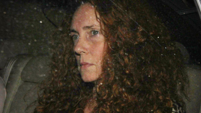 Murdoch CEO Rebekah Brooks bailed after questions on hacking 
