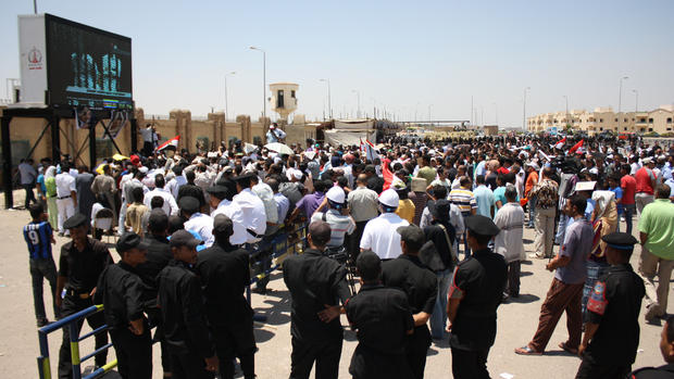 Crowd reacts outside Mubarak trial 