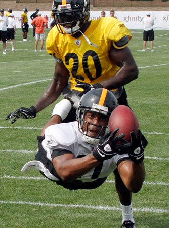 Arnaz Battle dives for a pass 