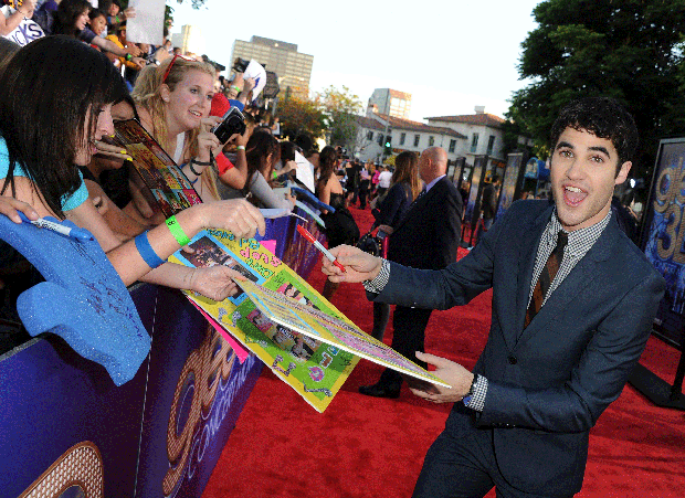 033-glee-g--criss-signs.gif 
