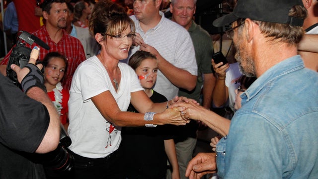 palin-bus-handshake-AP110812029178.JPG 