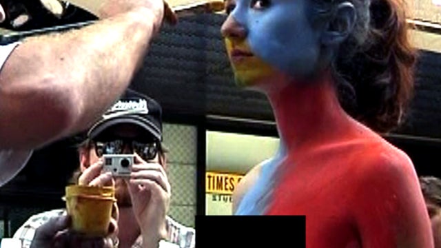 Naked model draws Times Square crowd 