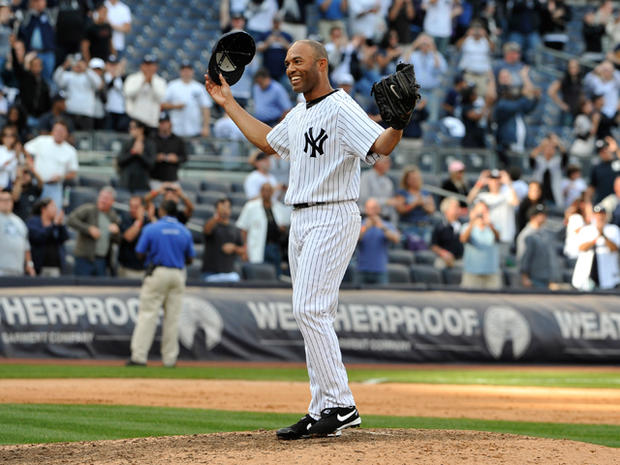Mariano Rivera acknowledges the cheers of the crowd 