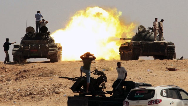 Libyan revoultionary fighteres fire towards Sirte 