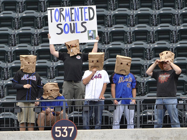 New York Mets wear bags on their head 