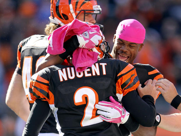 Jerome Simpson celebrates with Mike Nugent 