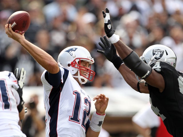 Tom Brady is pressured by Jarvis Moss 