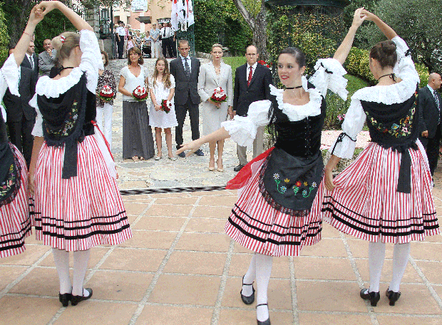 002-monaco-picnic-dansers.gif 