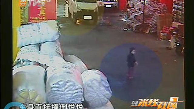 Yueyue, hit by truck, China 