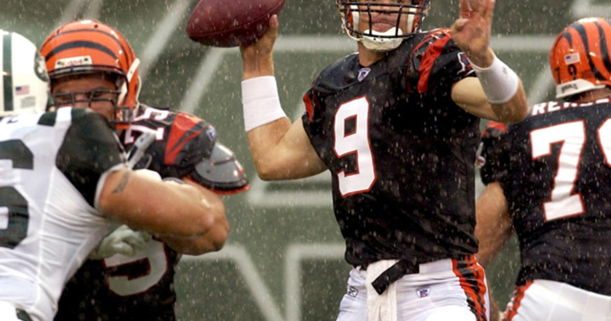 Cincinnati Bengals quarterback Carson Palmer drops back to pass