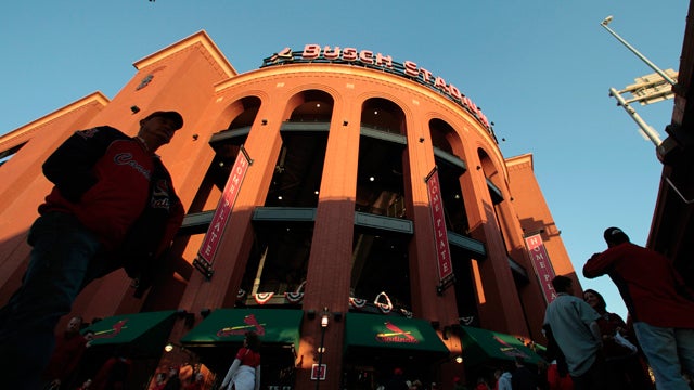 Fans make their way to Busch Stadium 