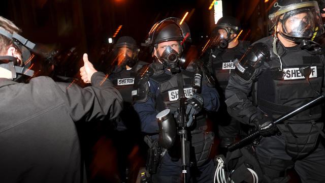 Sheriff's deputies advance on Occupy Oakland protesters 