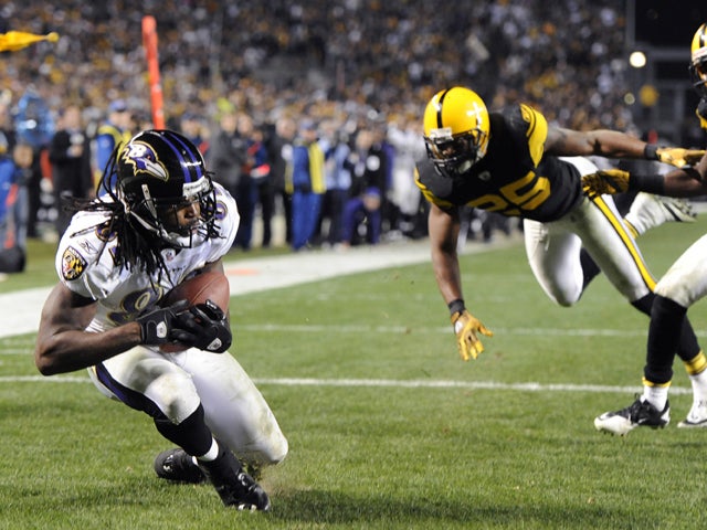 Torrey Smith makes a catch for a touchdown 