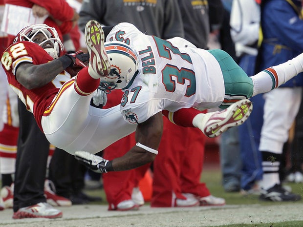 Yeremiah Bell pushes Dwayne Bowe out of bounds 