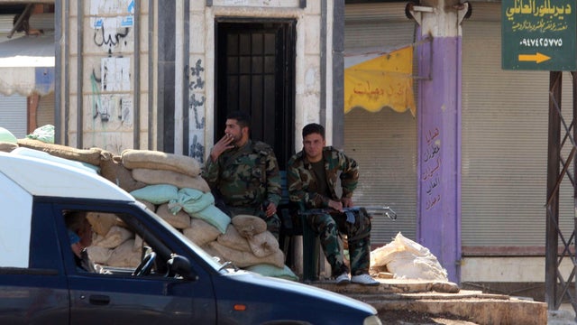 Syrian soldiers man a checkpoint in Rastan, Homs province 