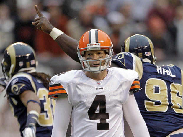 Phil Dawson walks off the field after missing a fourth-quarter field goal 