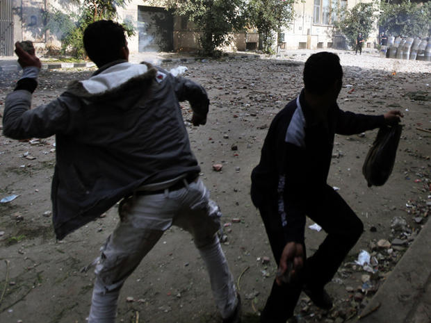 Protesters throw stones at Egyptian riot police 