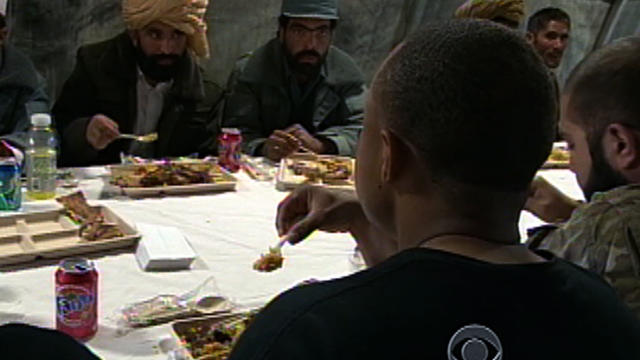 U.S., Afghan forces share Thanksgiving dinner 