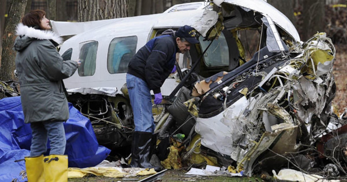 Medical plane crash in suburban Chicago kills 3 CBS News