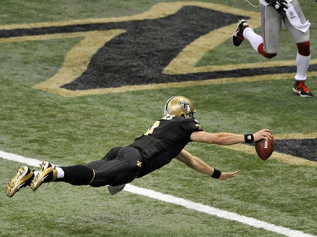 Drew Brees dives into the end zone for a touchdown 
