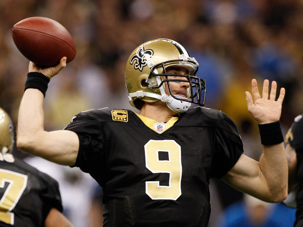 Drew Brees looks to pass against the Lions 