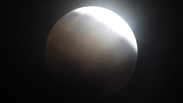 eclipse_AP111210119785.jpg 
