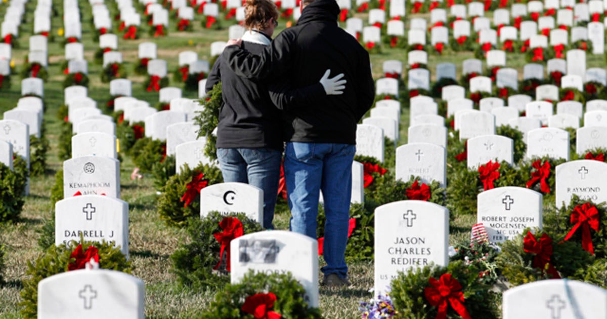 Volunteers lay 90K wreaths at Arlington cemetery - CBS News