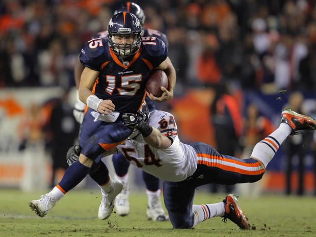 Tim Tebow breaks a tackle by linebacker Brian Urlacher 