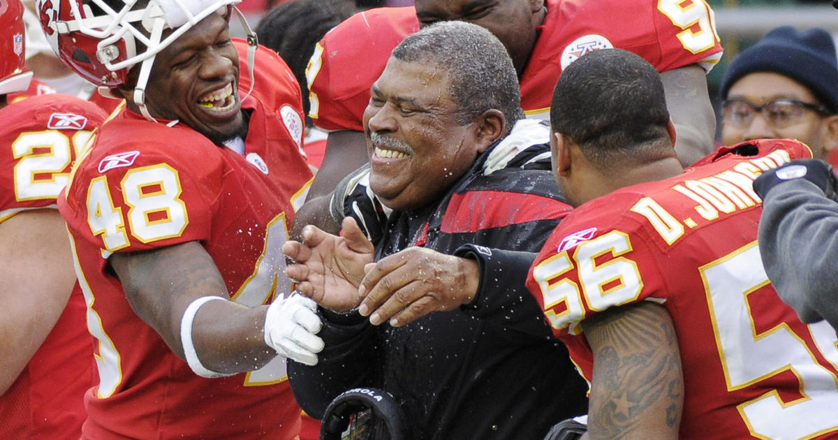 Chiefs pick Romeo Crennel as head coach - CBS News