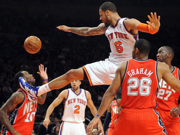 Tyson Chandler and Damion James fight for loose ball 
