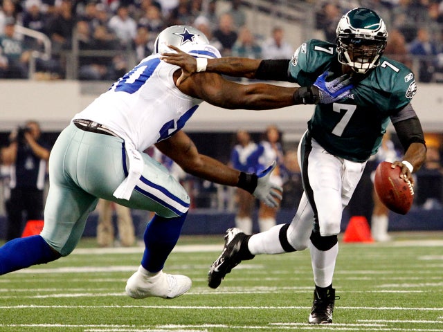 Michael Vick eludes Jay Ratliff  