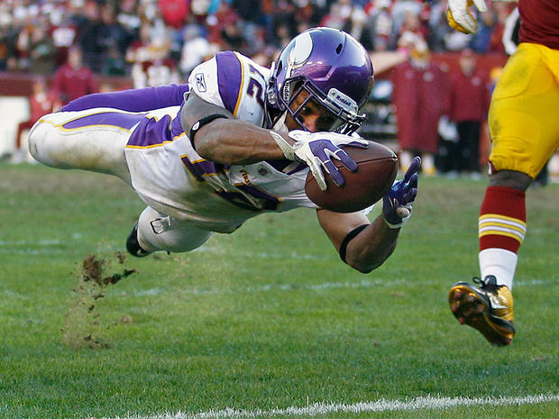 Percy Harvin dives into the end zone for a touchdown 