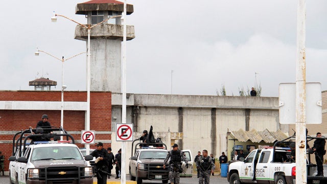 120105-Mexico-prison_riot-AP120105037804.jpg 