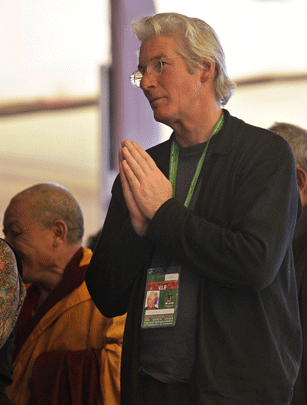 010-gere-pray.gif 