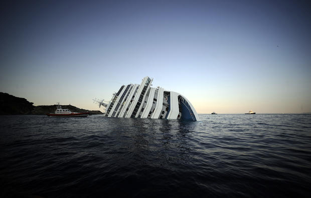 costa-concordia-luxury-cruise-ship-crash-in-italy-113.jpg 