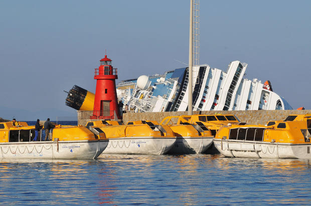 costa-concordia-luxury-cruise-ship-crash-in-italy-151.jpg 