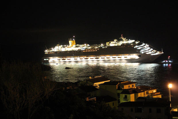 costa-concordia-luxury-cruise-ship-crash-in-italy-6.jpg 