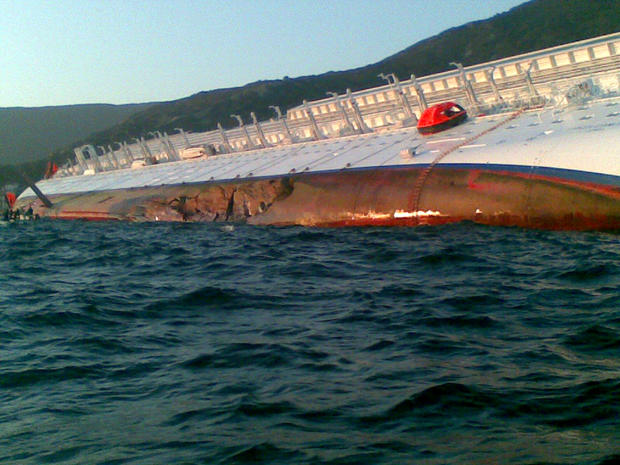 costa-concordia-luxury-cruise-ship-crash-in-italy-11.jpg 