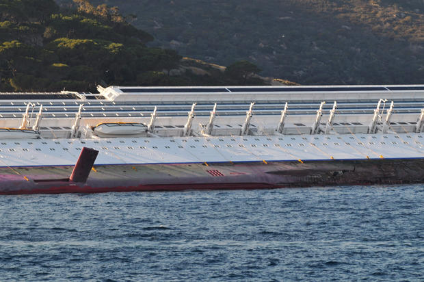 costa-concordia-luxury-cruise-ship-crash-in-italy-141.jpg 