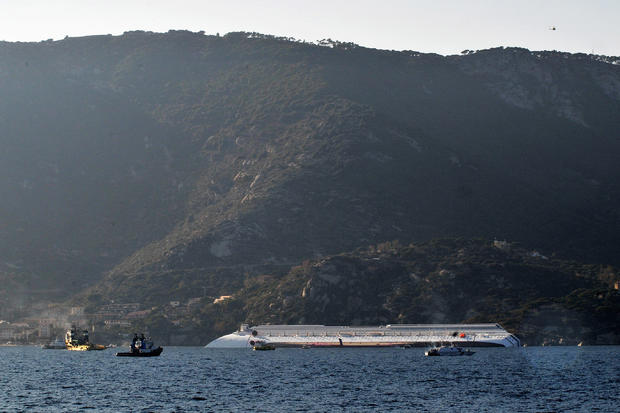 costa-concordia-luxury-cruise-ship-crash-in-italy-82.jpg 