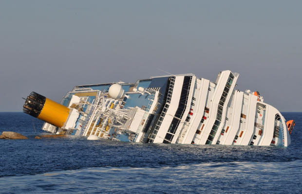 costa-concordia-luxury-cruise-ship-crash-in-italy-131.jpg 