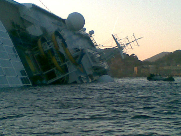 costa-concordia-luxury-cruise-ship-crash-in-italy-51.jpg 