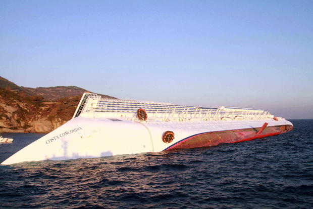 costa-concordia-luxury-cruise-ship-crash-in-italy-12.jpg 