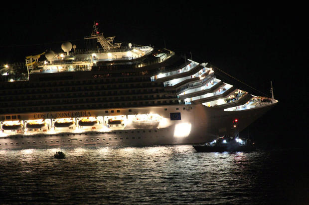 costa-concordia-luxury-cruise-ship-crash-in-italy-5.jpg 