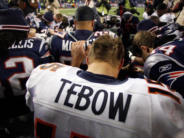  Tim Tebow prays with New England Patriots and Broncos team members  