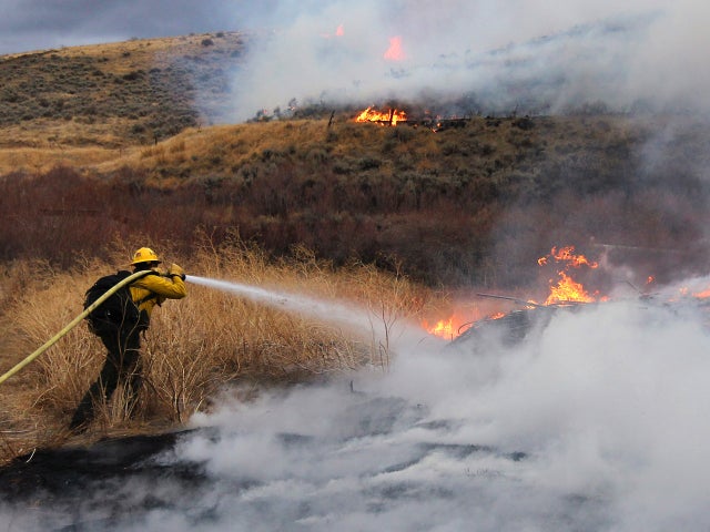 Reno wildfires force thousands to evacuate 