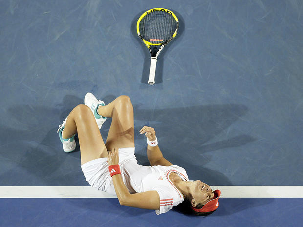 Anabel Medina Garrigues injures her right ankle 