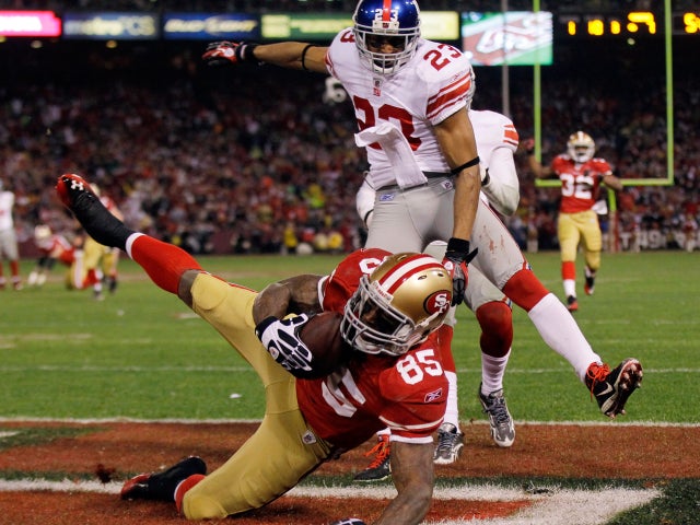 Vernon Davis catches a touchdown pass 