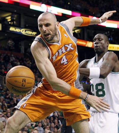 Marcin Gortat loses control in front of Mickael Pietrus  